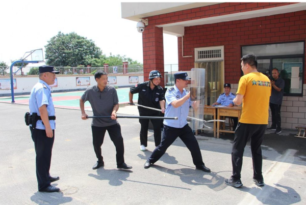 牛来了 反恐防暴进校园 警校联动护平安